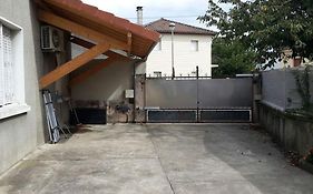 Maison Mitoyenne Tout Confort Et Parking Securise.
